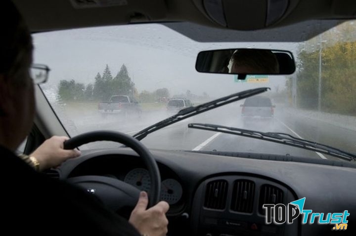 Bật máy lạnh, quan sát gương chiếu hậu và gương sườn