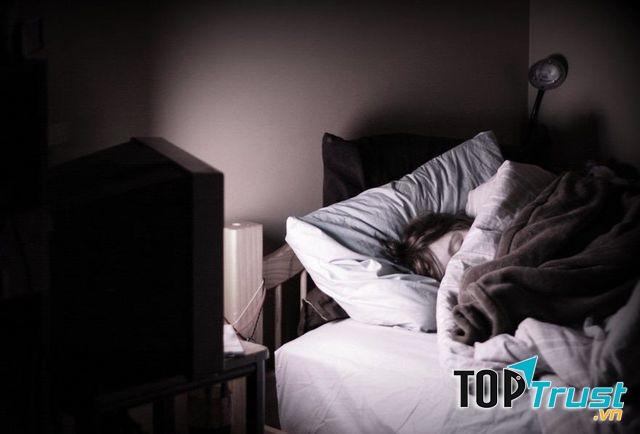 Bật ti vi khi ngủ ảnh hưởng đến khả năng sinh nở của phụ nữ.﻿