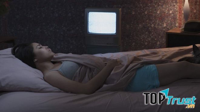 Không bật tivi khi ngủ