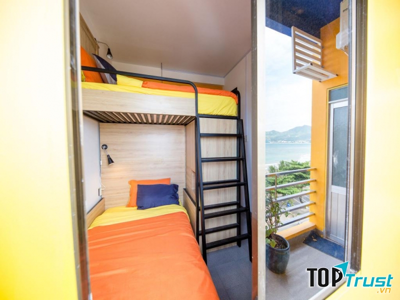 Với phong cách phối màu tương phản, “lộn xộn có trật tự”, hostel ăn điểm ngay từ vẻ bề ngoài