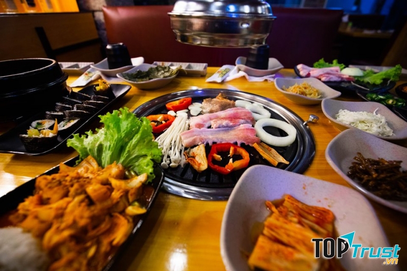 BBQ Gogi được thiết kế theo phong cách ấm áp, màu sắc hiện đại, hệ thống bếp nướng không khói tiện nghi, không khí ăn uống vui nhộn với sự hoà quyện của âm nhạc