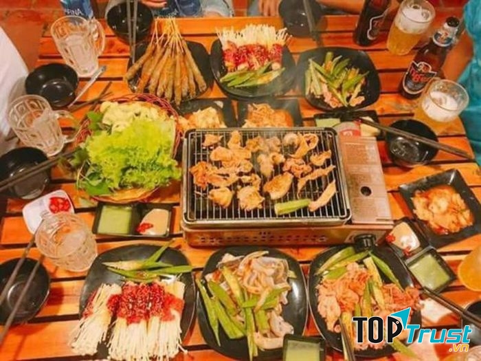 Thực đơn của quán cũng rất phong phú với đầy đủ các loại món nướng như thịt bò, lợn, ba chỉ, bạch tuộc,… được tẩm ướp đậm đà, thơm phức