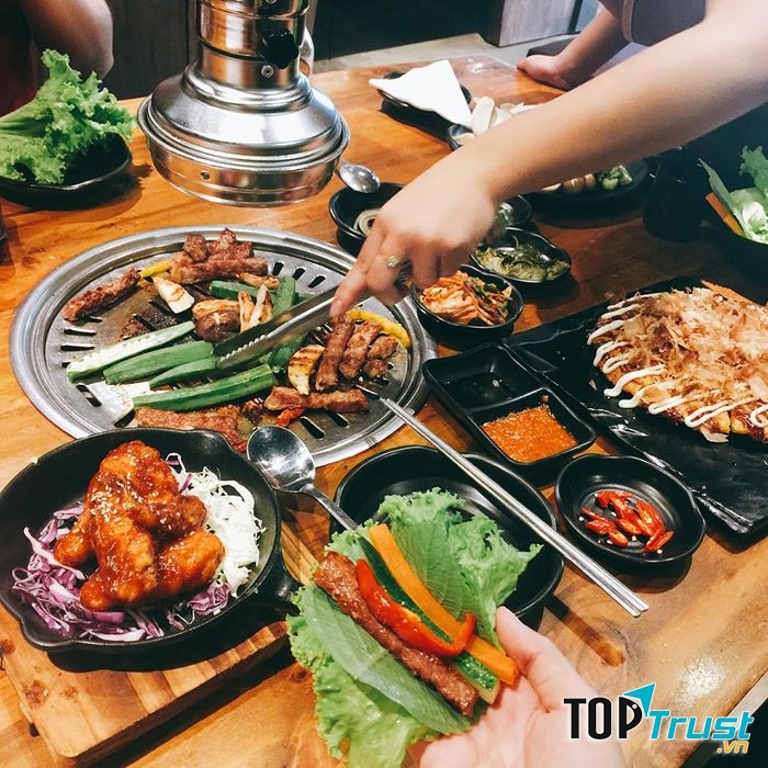 Ngoài nướng, quán ﻿BBQ Mọ Tề cũng phục vụ thêm lẩu và nhiều món ăn khác như vịt, ốc