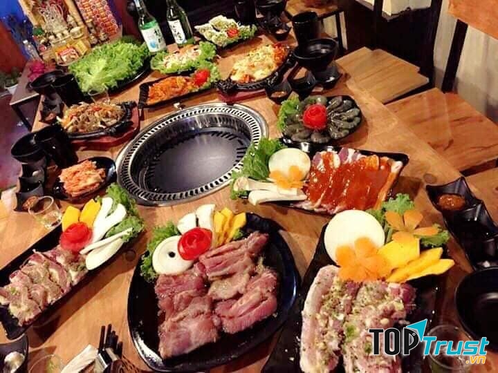 Vẫn là phong cách nướng kiểu Hàn với những set thịt đậm đà được ướp khéo léo, thịt thịt từng chút từng chút gia vị ướp vào trong thân mình đợi chờ bạn nướng chín nó lên và thưởng thức.