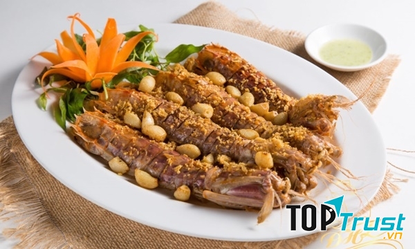 Bề bề cũng là món hải sản mà bạn không nên bỏ qua khi đến Cô Tô. Loại tôm này dai, chắc thịt và rất ngọt, nướng, hấp, rang muối, rang me đều hấp dẫn.