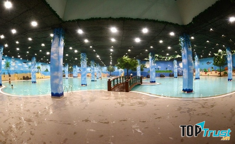 Bể bơi bốn mùa Times City với không gian rộng rãi, sang trọng