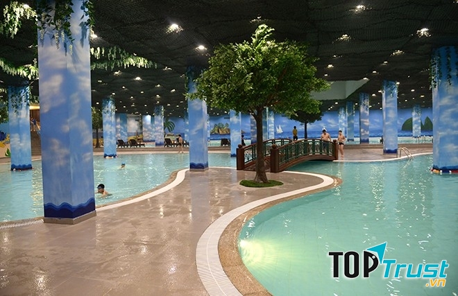 Bể bơi bốn mùa Times City