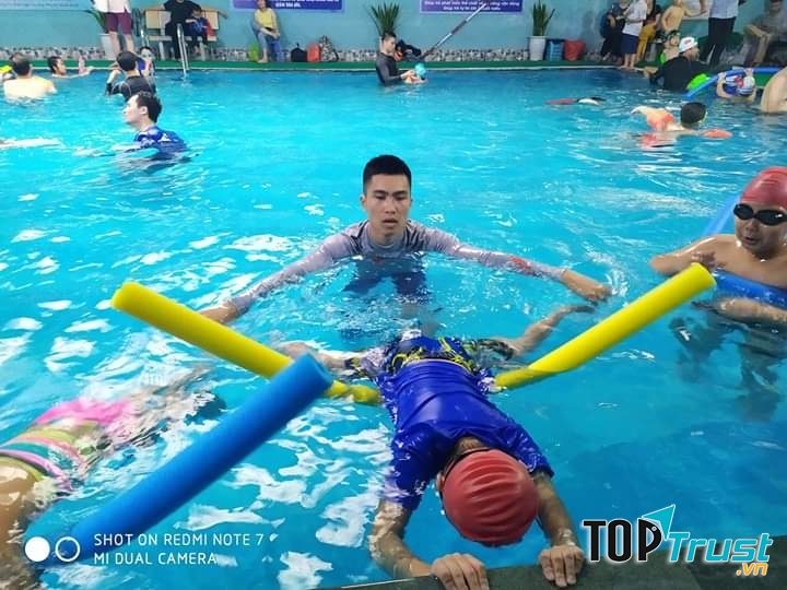 Huấn luyện viên dạy bơi nhiệt tình, cẩn thận