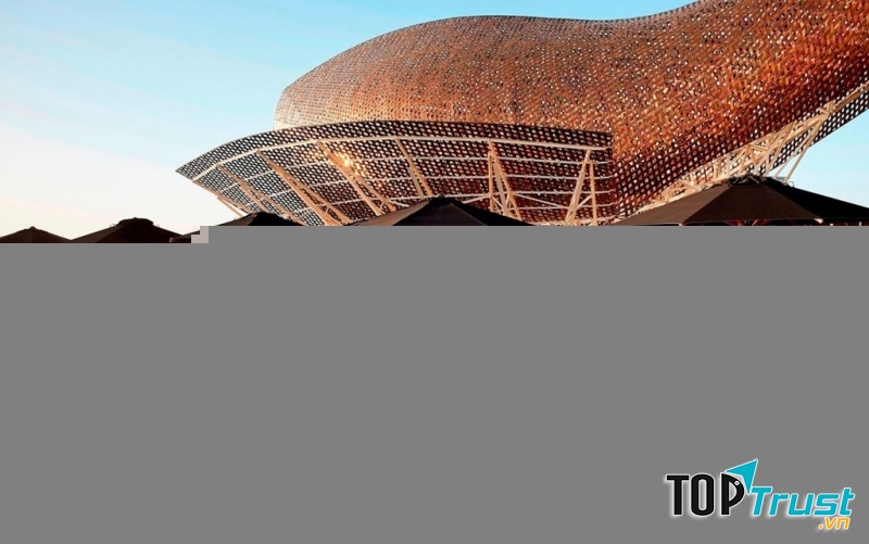 Đắm mình trong làn nước, du khách vừa có thể ngắm nhìn biển