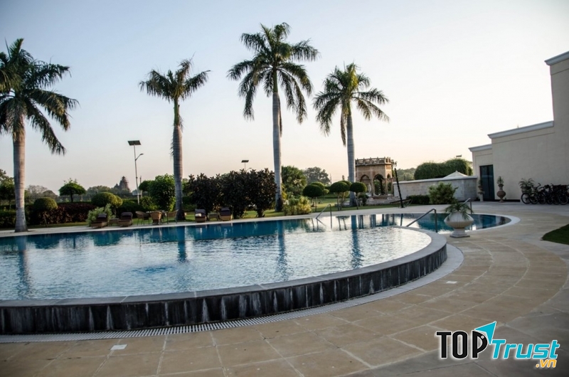 Khi ngâm mình trong bể bơi tại khách sạn, du khách có thể chiêm ngưỡng được một phần của ngôi đền này