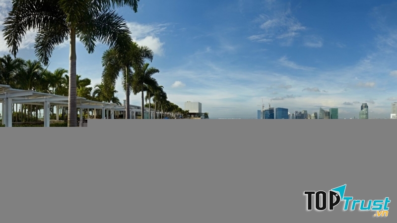 Đứng trên bể bơi, du khách sẽ được chiêm ngưỡng toàn cảnh của khu vực tài chính Vịnh Marina