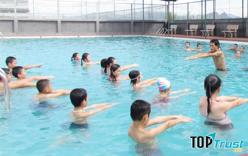 Bể bơi tại trường học