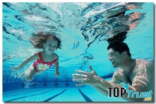 Kỹ năng bơi lội là kỹ năng quan trọng cha mẹ nên dạy cho con