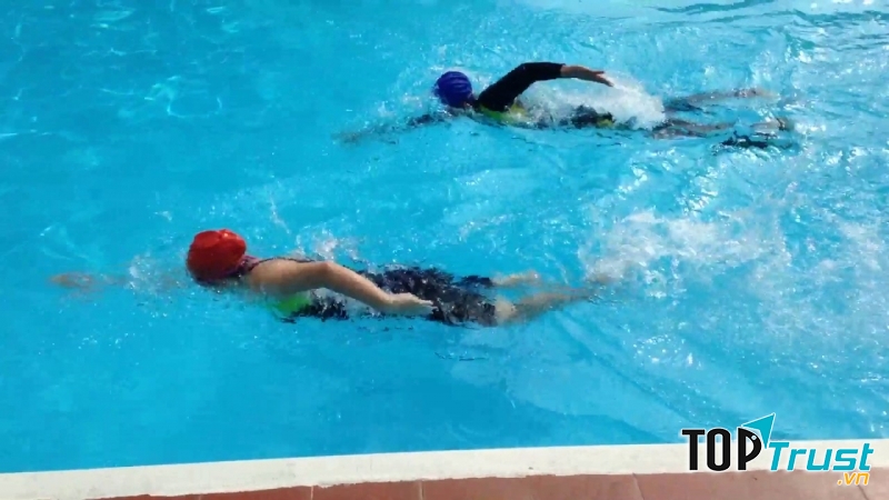 Bể bơi khá “lâu đời” này rất được người dân Hà Nội và đặc biệt là du khách nước ngoài yêu thích