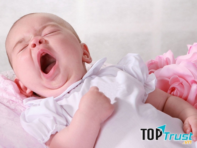 Cơn buồn ngủ đến nhưng chưa thể ngủ ngay cũng làm bé khó chịu và khóc nhè