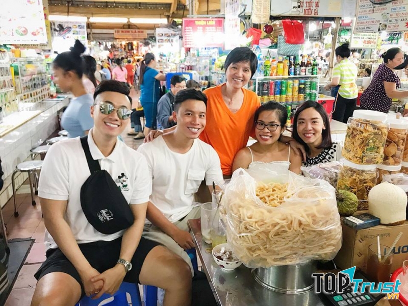 Khách hàng tại quán