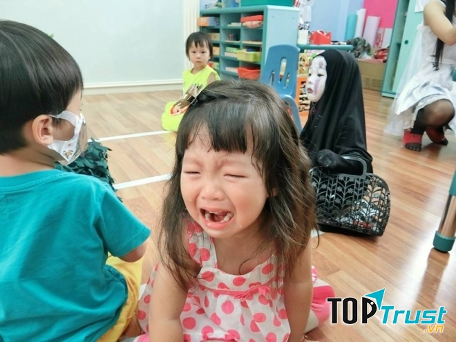 Bé gái hóa trang Vô Diện trong Halloween