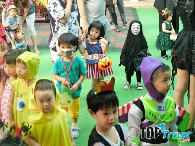 Bé gái hóa trang Vô Diện trong Halloween