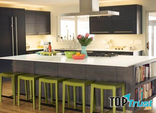 Mặt bàn chế biến thức ăn được thiết kế phù hợp với bếp