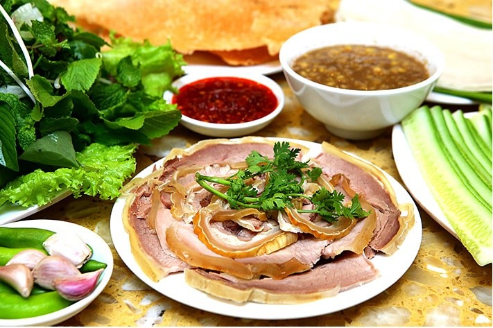 Bê Thui Cầu Mống Kim Chi