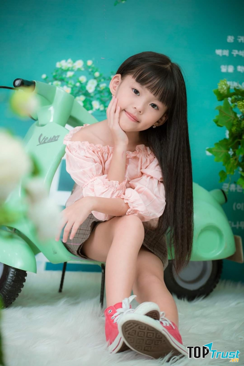 Bé tạo dáng thật là đẹp!