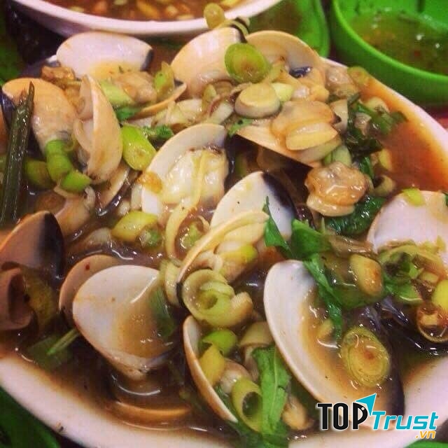 Quán chuyên về ốc với menu đa dạng từ ốc xào, ốc luộc, …