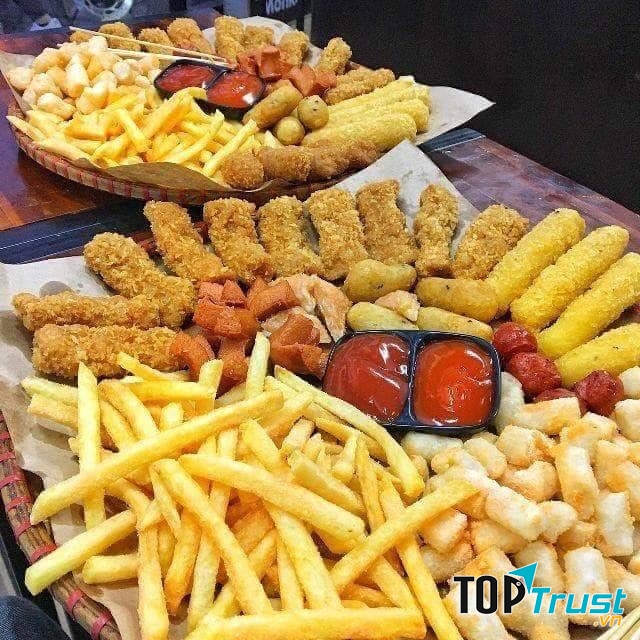 Quán còn có cả một thực đơn vô cùng phong phú cho các bạn lựa chọn, ví dụ như ốc luộc, nem chua rán, xúc xích, khoai lang kén, ngao xào, lẩu ếch, đồ nướng,...
