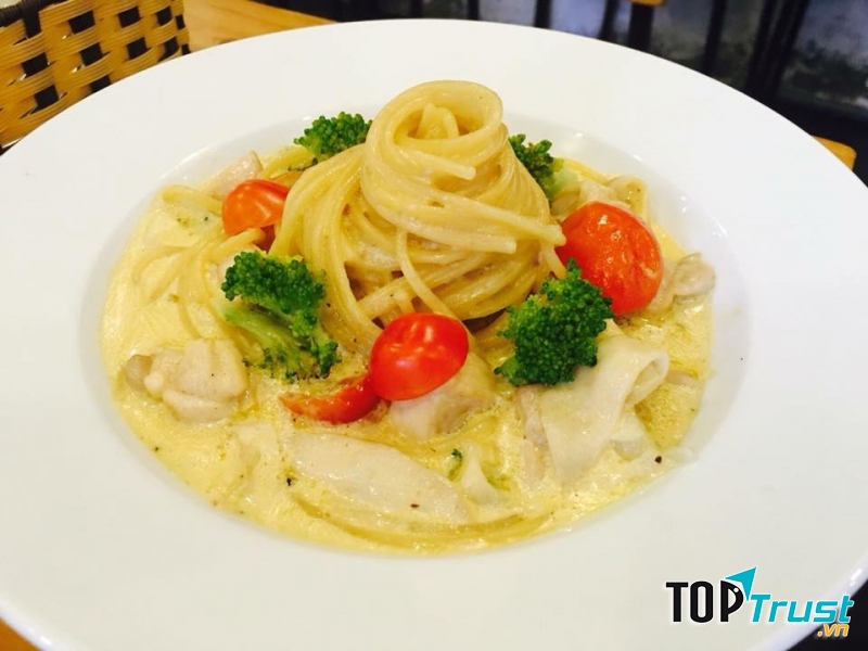 Không gian được trang trí mang đậm phong cách châu Âu vừa kết hợp được nét hiện đại nhưng không hề thiếu đi cảm giác ấm cúng.