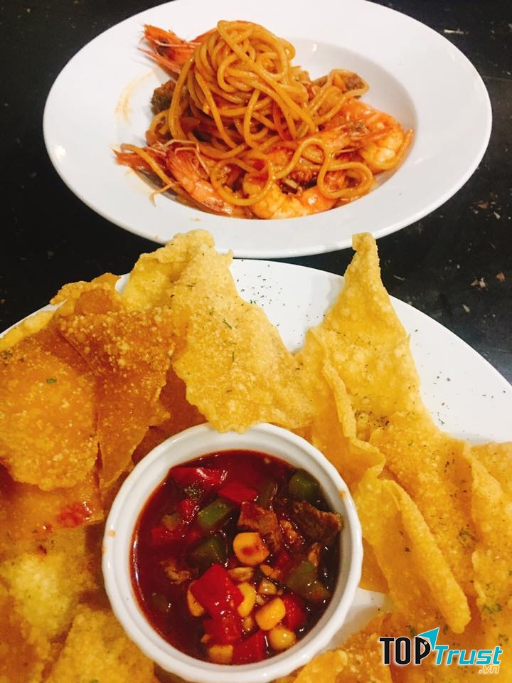 Ngoài ra, nhà hàng Beef Bar còn biến tấu nhiều món khác từ thịt bò như chả giò, Mỳ ý bò bằm, Beef lasagna, mỳ ý Beef Bar, chả giò…