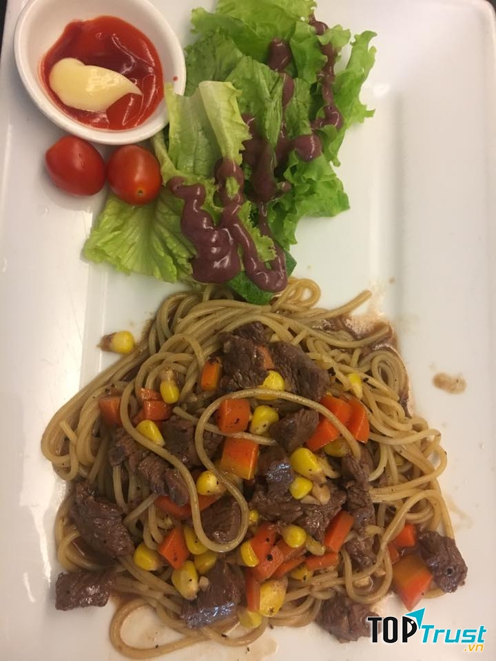 Beefsteak 100g là địa chỉ dành cho những ai muốn ăn món Âu giá Việt tại quận 3. Quán không quá quy mô nhưng món ăn cực kì tuyệt vời.