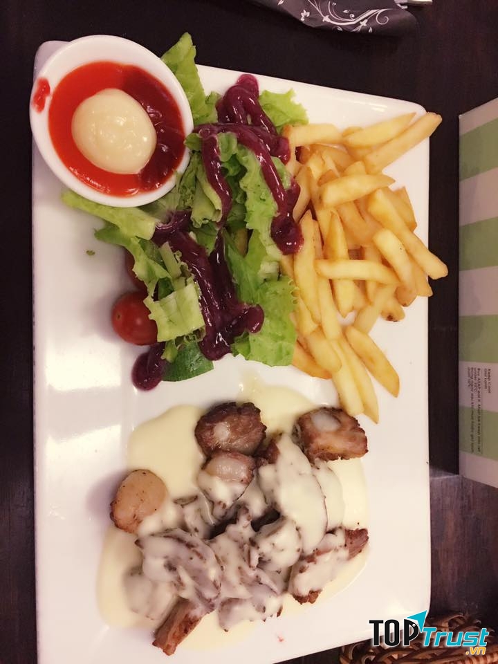 Bạn nên tranh thủ đến sớm vì quán thường hết rất nhanh.