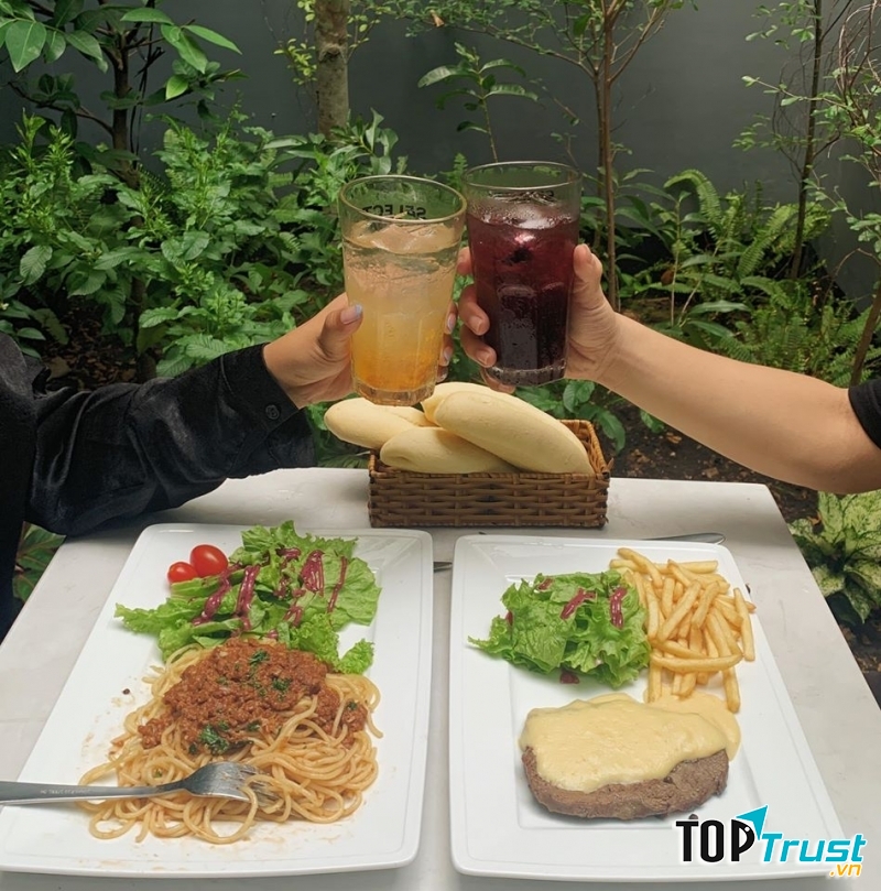 Đến với Beefsteak TiTi, bạn không chỉ thưởng thức món ăn ngon mà còn có cơ hội được thư giãn, giải trí sau những căng thẳng, lo toan của cuộc sống thường nhật.