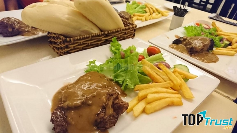 Các món ăn mang đậm hương vị Pháp tại Quán Beefsteak Titi