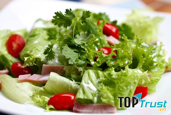 Món salad với nước sốt thơm ngon của Quán Beefsteak Titi