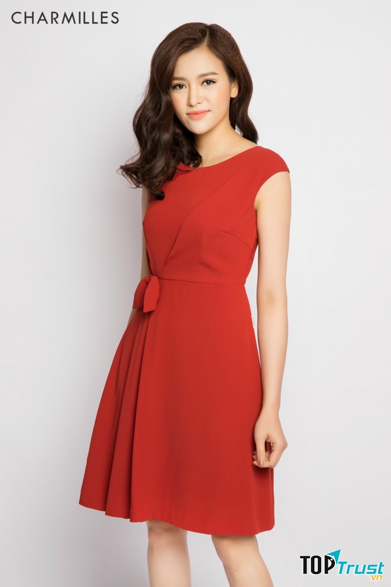 Màu đỏ nổi bật sẽ là lựa chọn phù hợp cho buổi party hay đi chơi cuối tuần.