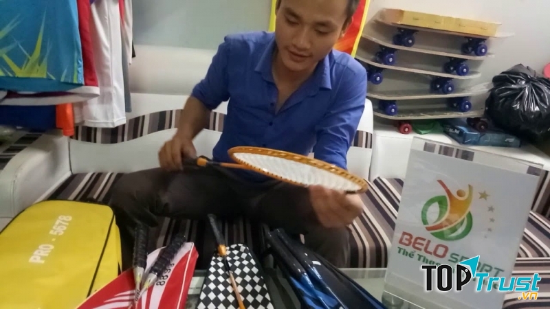 Nhân viên tư vấn nhiệt tình hướng dẫn cách chọn vợt cầu lông