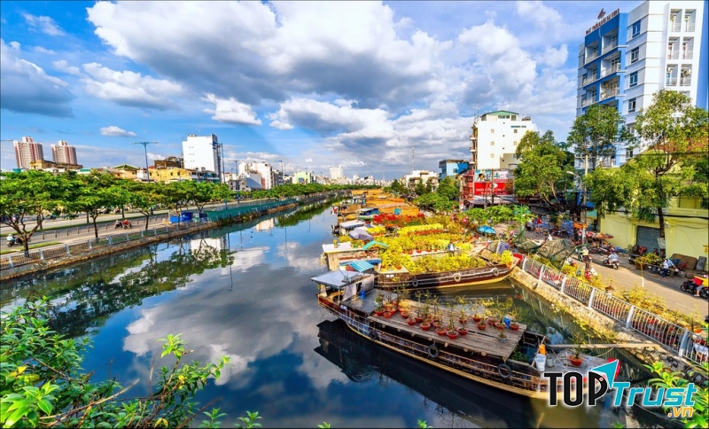 Chợ hoa Bến Bình Đông