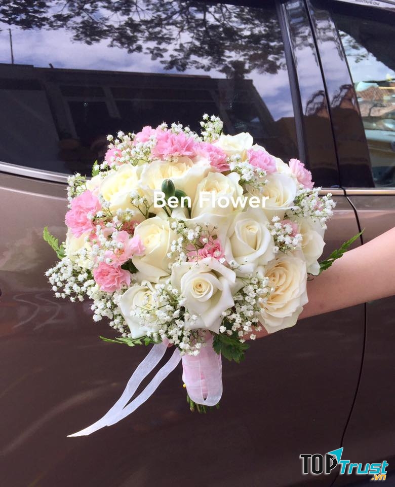 Bó hoa cưới làm từ những bông hoa đủ sắc màu