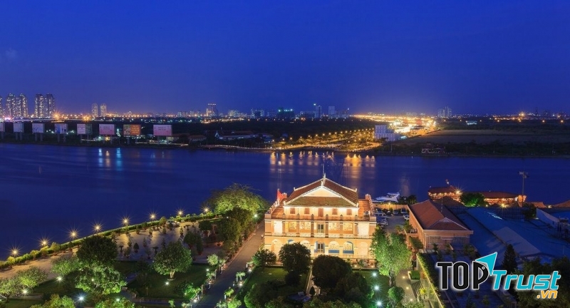 Quang cảnh Bến Nhà Rồng về đêm