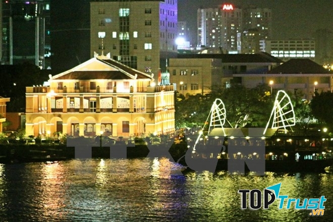 Bến Nhà Rồng về đêm