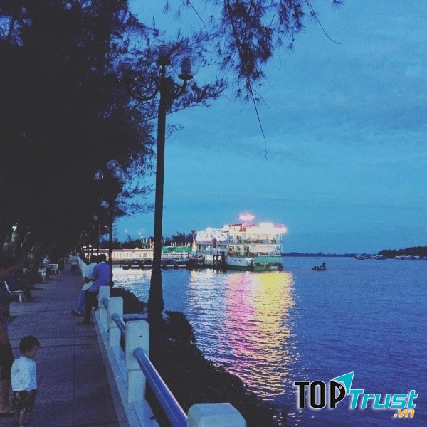 Cảm giác thật bình yên, nhẹ lòng khi ngồi trên những chiếc ghế đá nhìn ra dòng sông.