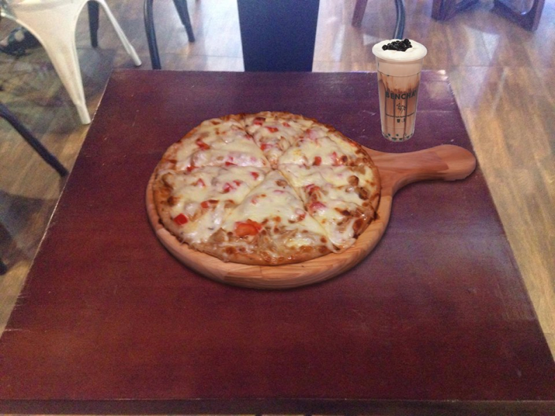 Đầu tiên, khi pizza được đem ra, khách hàng sẽ bị cuốn hút bởi mùi thơm phức của bánh sau khi nướng. Đế bánh nướng vừa tới giữ được độ giòn, và bánh vẫn có chút ẩm của bột bởi thế mà bánh không bị cứng, bị khô.