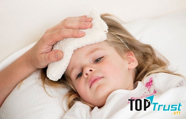 Trẻ bị sốt khi mắc bệnh ban đỏ.