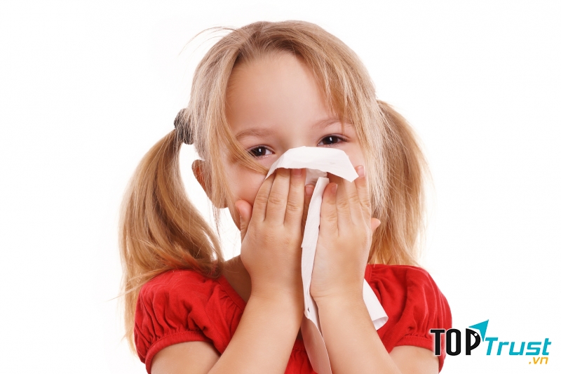 Bệnh sốt virus lây truyền từ người sang người qua đường hô hấp và tiêu hóa nên dễ tạo thành dịch.