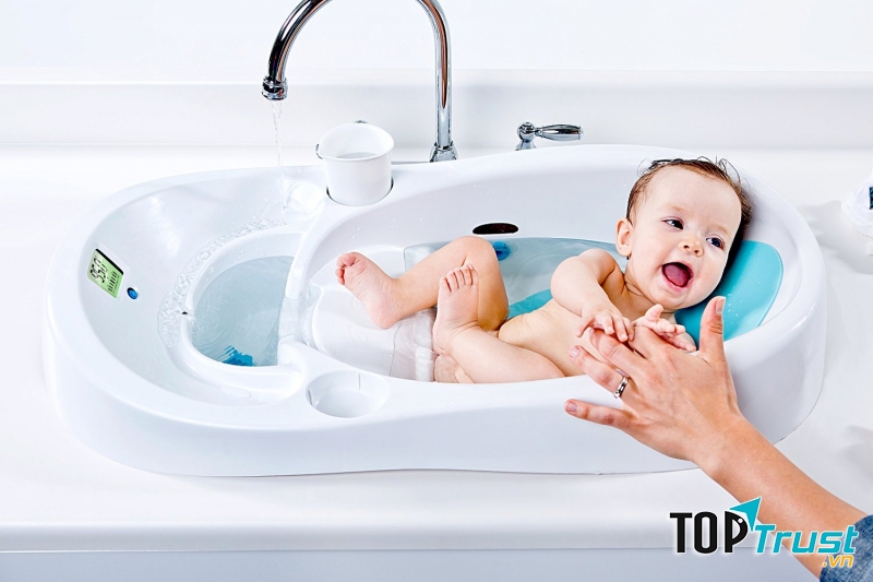 Thường xuyên tắm cho trẻ và vệ sinh thân thể cho trẻ là một cách phòng bệnh tay chân miệng.