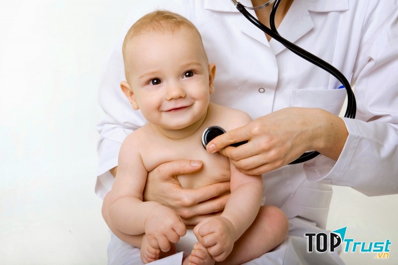 Bác sĩ kiểm tra sức khỏe cho bé