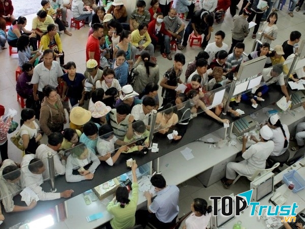 Bệnh viện Bạch Mai luôn đông đúc