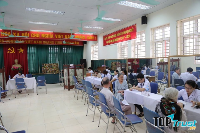 Bệnh viện đa khoa Đức Giang tổ chức khám bệnh cho người cao tuổi.