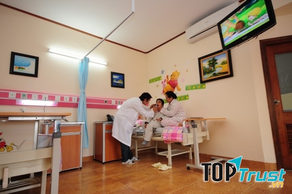 Bác sĩ tại bệnh viện Đa khoa Hồng Ngọc đang thăm khám cho bệnh nhân