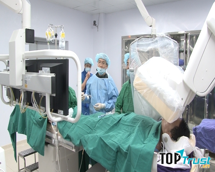 Bs bệnh viện Tim Hà Nội đang làm việc tại phòng khám tim của bệnh viện Bãi Cháy